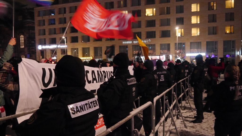 Gedenkfeier Dresden am 13.02.2025: Gegendemonstration zäumt die Gedenkstätte ein. (Foto)