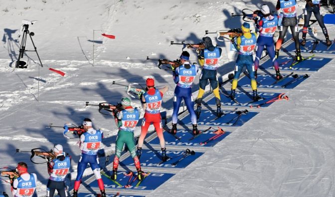 Biathlon-Läufer der Mixed-Staffel beim Stehendanschlag am Schießstand (Symbolbild).