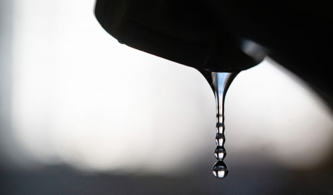 Trinkwasser kommt aus einem Wasserhahn. Die Wasserhärte erfahren Sie bei Ihrem örtlichen Versorger.