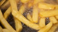 Essen Sie gerne fettiges Essen? Dann sollten Sie dieses lieber mittags statt abends essen.