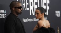 Bianca Censori legte mit ihrem 