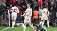 Joshua Kimmich jubelt. Der FC Bayern München hat sich für das Achtelfinale in der Champions League qualifiziert.
