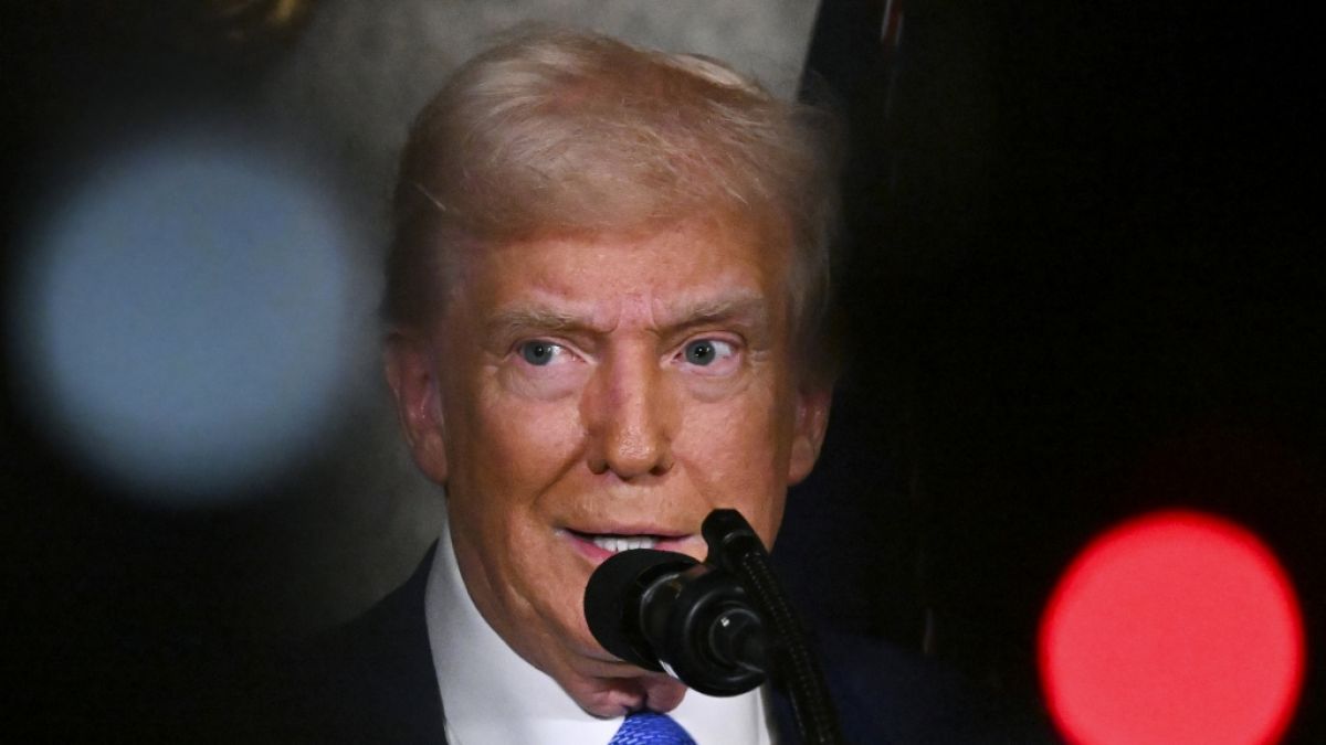 Donald Trump scheut bei Ausführungen zum seit drei Jahren tobenden Ukraine-Krieg auch vor Täter-Opfer-Umkehr nicht zurück und bezichtigt Wolodymyr Selenskyj, für die Kriegsdauer verantwortlich zu sein. (Foto)