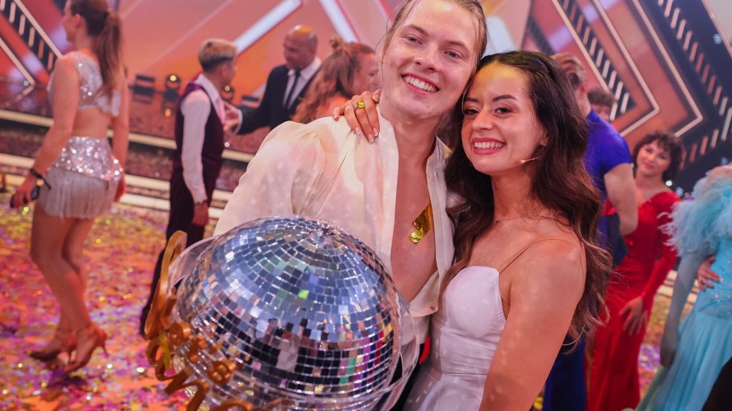Gabriel Kelly und Malika Dzumaev gewannen 2024 bei "Let's Dance" den funkelnden Siegerpokal. (Foto)