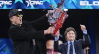 Elon Musk hat mit einer durchgeknallten Kettensägen-Show für Fassungslosigkeit gesorgt.