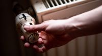 Viele glauben, dass eine voll aufgedrehte Heizung schneller warm wird. Stimmt das?