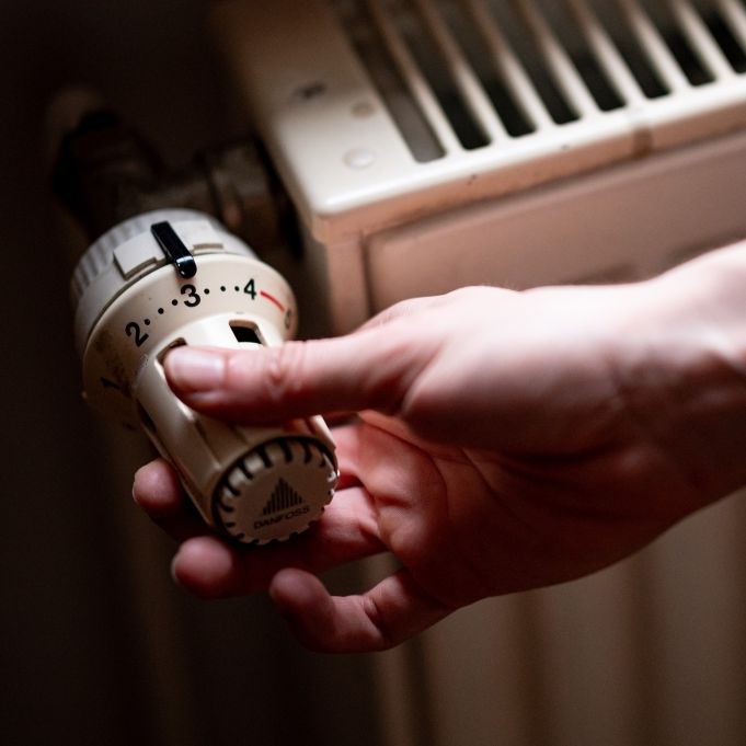 Viele glauben, dass eine voll aufgedrehte Heizung schneller warm wird. Stimmt das?