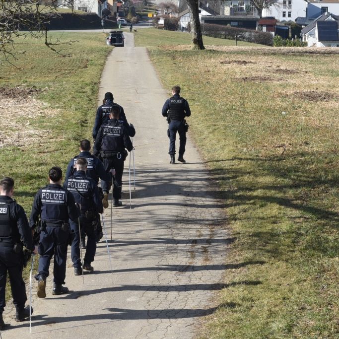 Spaziergängerin entdeckt Babyleiche auf Wiese - Polizei ermittelt