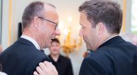 Ob die anvisierten Koalitionsgespräche zwischen Friedrich Merz von der CDU und Lars Klingbeil von der SPD ähnlich harmonisch ablaufen wie das Treffen der beiden Politiker beim Bundespresseball 2022, bleibt abzuwarten.