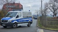 In der Gemeinde Neumark im Vogtland sind drei Leichen gefunden worden. Zwei davon seien Kinder, teilte eine Polizeisprecherin mit.