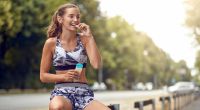 Sport- und Fitness-Fans lieben Proteinriegel. Dabei stecken viele dubiose Inhaltsstoffe in ihnen.