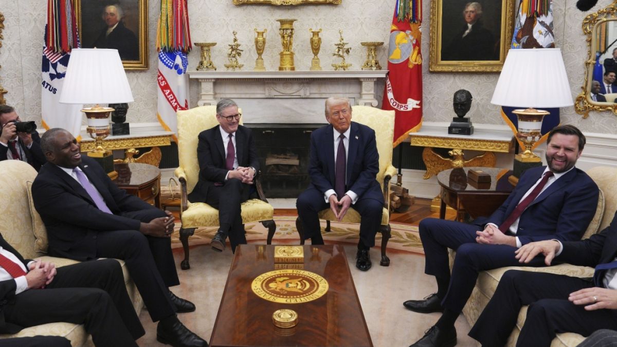 Die Flunkereien von Donald Trump und dessen Vize J.D. Vance wollte Briten-Premier Sir Keir Starmer (2.v.l.) nicht unkommentiert stehen lassen. (Foto)