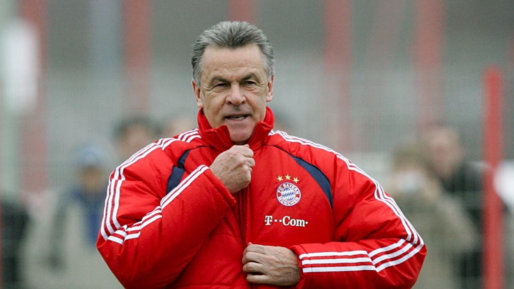 Ottmar Hitzfeld (FCB-Trainer vom 01.07.1998 bis 30.06.2004 und vom 01.02.2007 bis 30.06.2008), Erfolge: 5 x deutsche Meisterschaft, 3 x DFB-Pokal, 1 x Champions League (2001), 1 x Weltpokal (2001), 4 x Ligapokal (Foto)