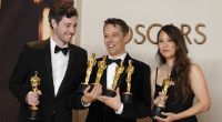 Alex Coco (l-r), Sean Baker und Samantha Quan mit ihren Oscar-Trophäen.