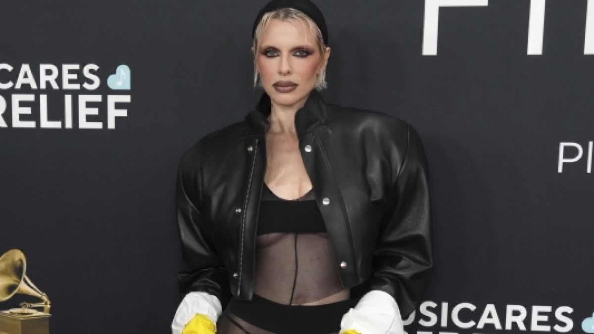 Julia Fox sorgte mit ihrem freizügigen Outfit bei der "Vanity Fair Oscar Party 2025" für Aufregung. Julia Fox sorgte mit ihrem freizügigen Outfit bei der "Vanity Fair Oscar Party 2025" für Aufregung. (Foto)