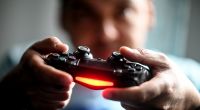 Die WHO warnt: Bei exzessivem Gaming kann es zu Hörschäden kommen.