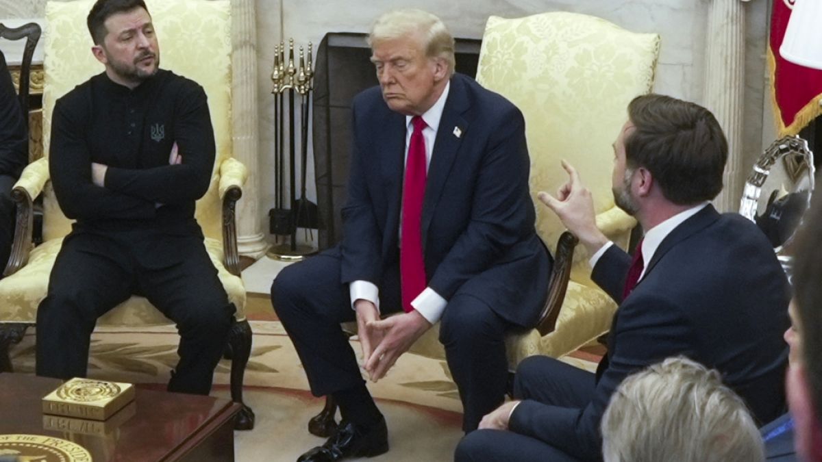 Ein am 28. Februar 2025 aufgenommenes Foto von Donald Trump sorgt für Getuschel: Wieso ist der rechte Fuß des US-Präsidenten so merkwürdig deformiert? Ein am 28. Februar 2025 aufgenommenes Foto von Donald Trump sorgt für Getuschel: Wieso ist der rechte Fuß des US-Präsidenten so merkwürdig deformiert? (Foto)