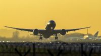 Mit wenig Geld in den Traumurlaub fliegen? Mit diesen Tipps wird es möglich.