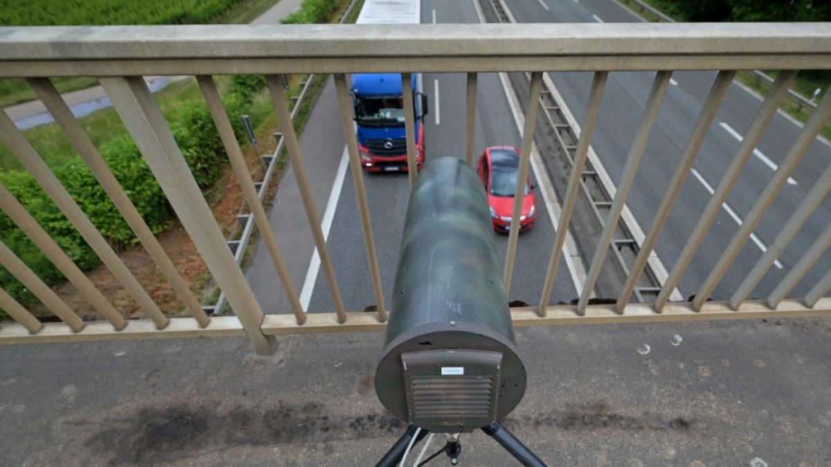 In den Niederlanden haben sich sogenannte Monocams im Kampf gegen Handynutzung am Steuer bereits bewährt, nun führt sie auch das erste deutsche Bundesland ein. In den Niederlanden haben sich sogenannte Monocams im Kampf gegen Handynutzung am Steuer bereits bewährt, nun führt sie auch das erste deutsche Bundesland ein. (Foto)