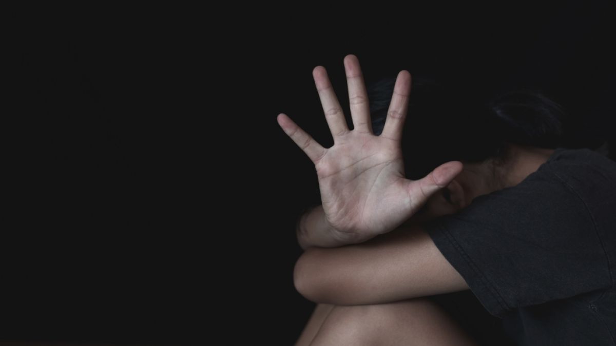 In einem englischen Kinderheim sind zwei minderjährige Mädchen über Monate hinweg vergewaltigt worden - nun wurden ihre Peiniger zu langen Haftstrafen verurteilt (Symbolfoto). In einem englischen Kinderheim sind zwei minderjährige Mädchen über Monate hinweg vergewaltigt worden - nun wurden ihre Peiniger zu langen Haftstrafen verurteilt (Symbolfoto). (Foto)
