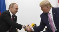 Putin und Trump bei einem Treffen im Jahr 2019.