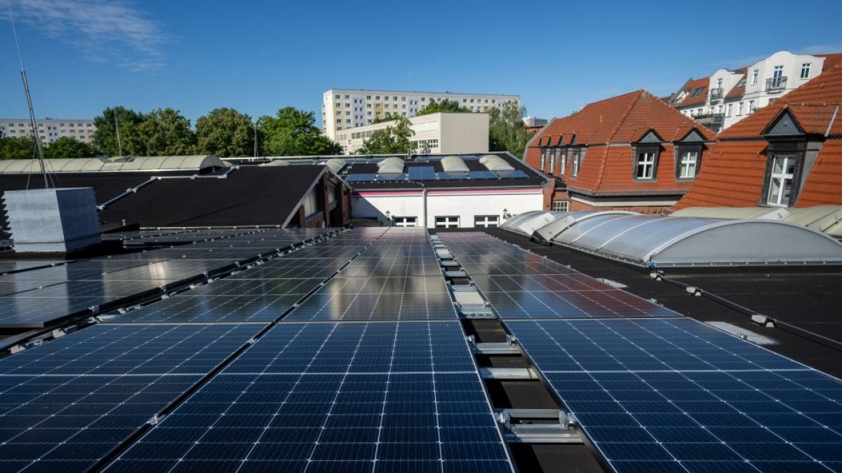Solarmodule liegen auf einem Dach (Archivbild) Solarmodule liegen auf einem Dach (Archivbild) (Foto)