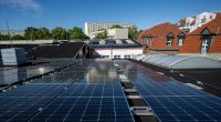 Solarmodule liegen auf einem Dach (Archivbild)