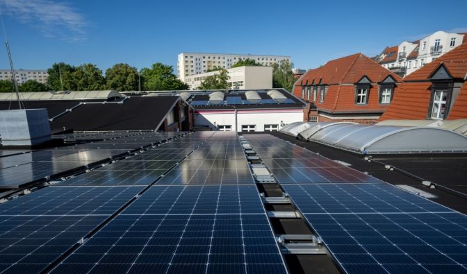Solarmodule liegen auf einem Dach (Archivbild)