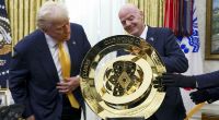 FIFA-Boss Gianni Infantino (r.) präsentierte Donald Trump die neue Trophäe für die FIFA-Klub-WM im Weißen Haus.