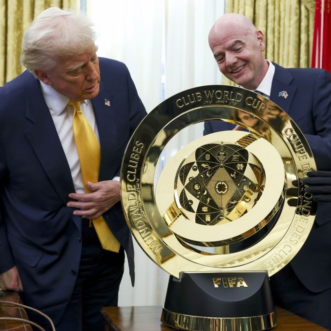 Trophäe verwechselt - US-Präsident leistet sich Fußball-Fauxpas