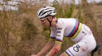Tadej Pogacar ist nach seinem Sturz beim Strade Bianche gezeichnet. Er konnte das Eintagesrennen trotzdem gewinnen.
