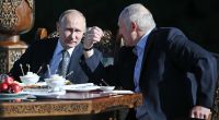 Alexander Lukaschenko (r), Präsident von Weißrussland, und Wladimir Putin, Präsident von Russland, sprechen bei einem Treffen in der weißrussischen Hauptstadt.