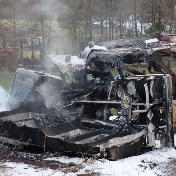 Tanklaster mit Bahn kollidiert - Video zeigt Flammen-Inferno nach Crash