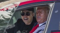 Donald Trump und Elon Musk in Trumps neuem Tesla.