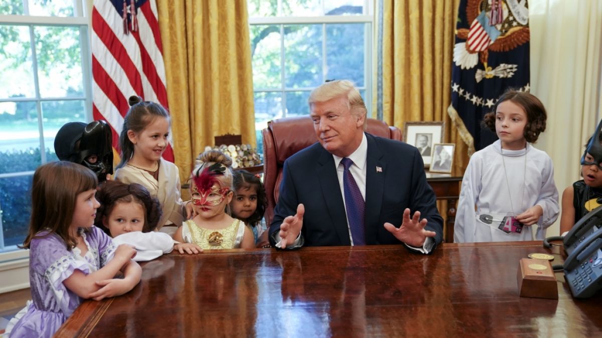 Die Bewunderung seiner Anhänger nimmt offenbar absurde Züge an. Ein zehnjähriges Mädchen will sich ein Trump-Tattoo stechen lassen (Symbolbild). Die Bewunderung seiner Anhänger nimmt offenbar absurde Züge an. Ein zehnjähriges Mädchen will sich ein Trump-Tattoo stechen lassen (Symbolbild). (Foto)