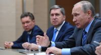 Wladimir Putins Berater Juri Uschakow (Mi.) hat durchblicken lassen, dass Russland an einer 30-tägigen Feuerpause im Ukraine-Krieg nicht interessiert sei.