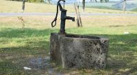 Der Brunnen im eigenen Garten kann auch klassisch mit Muskelkraft betrieben werden – darf aber auch modern sein.