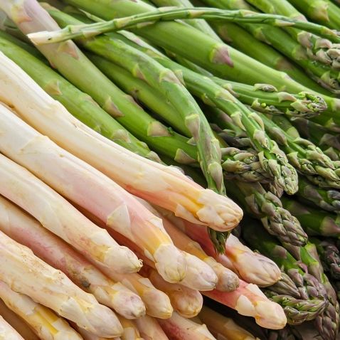 Diese Lebensmittel harmonieren mit grünem und weißem Spargel