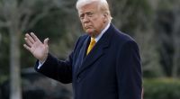 Bei einem Gespräch mit Reportern wurde Donald Trump versehentlich von einem Mikrofon im Gesicht getroffen.