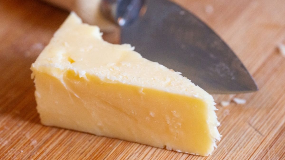 Je nach Sorte hält sich Käse unterschiedlich lang - teils muss er nicht mal im Kühlschrank gelagert werden. Je nach Sorte hält sich Käse unterschiedlich lang - teils muss er nicht mal im Kühlschrank gelagert werden. (Foto)