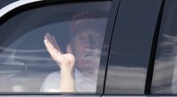 Donald Trump winkt aus seiner Limousine, als er den Trump International Golf Club verlässt. Ein Video, das ihn beim Golfspielen zeigt, macht den US-Präsidenten aktuell zum Gespött.