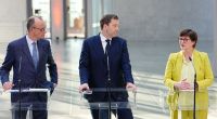 Die SPD-Vorsitzenden Lars Klingbeil (Mitte) und Saskia Esken (r.) müssen erneut mit schlechten Umfragewerten für ihre Partei zurechtkommen. Währenddessen kann sich CDU-Chef Friedrich Merz (l.) freuen.