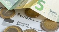 Wer im Alter nicht jeden Cent zusammenkratzen will, sollte sich über die Steuern, die von der Rente abgehen, informieren.