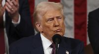 Donald Trump hat sich bei einem Gedenkgottesdienst blamiert.