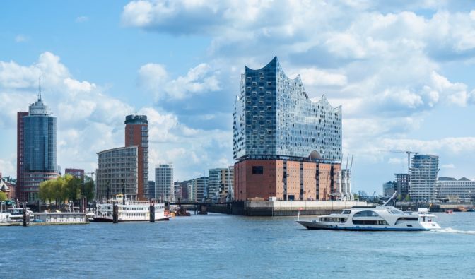 Die Hamburger Elbphilharmonie am Ufer der Nordelbe. Aktuelle News aus und über Hamburg hier auf news.de.
