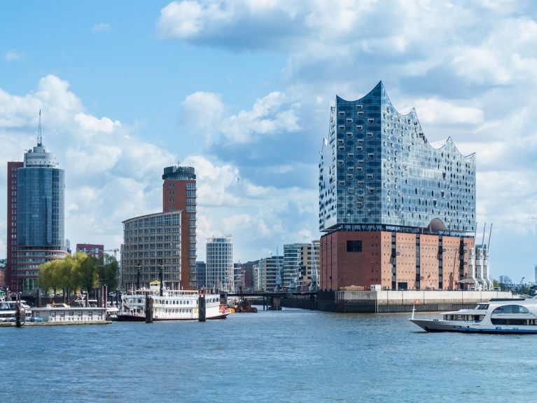 Hamburg: Fake-Polizistinnen in anzüglichen Posen im Netz