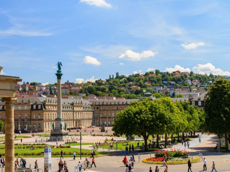 Stuttgart: Kult-Aufkleber am Flughafen – aber bitte nicht ankleben