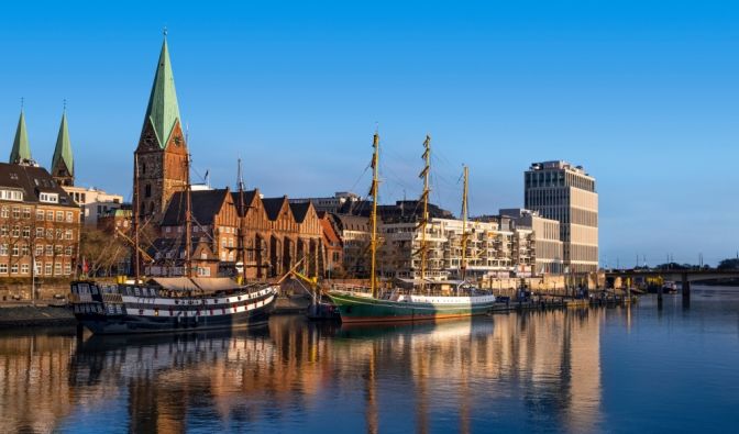 Bremer Stadtpanorama mit Weser. Aktuelle News aus und über Bremen hier auf news.de.