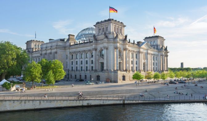 Das Berliner Reichstagsgebäude und die Spree. Aktuelle Nachrichten aus und über Berlin hier auf news.de.