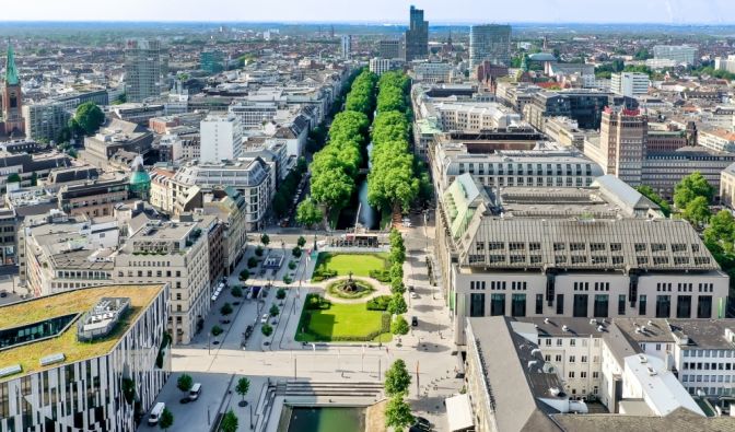 Die Düsseldorfer Königsallee aus der Vogelperspektive. Aktuelle Nachrichten aus und über Düsseldorf hier auf news.de.